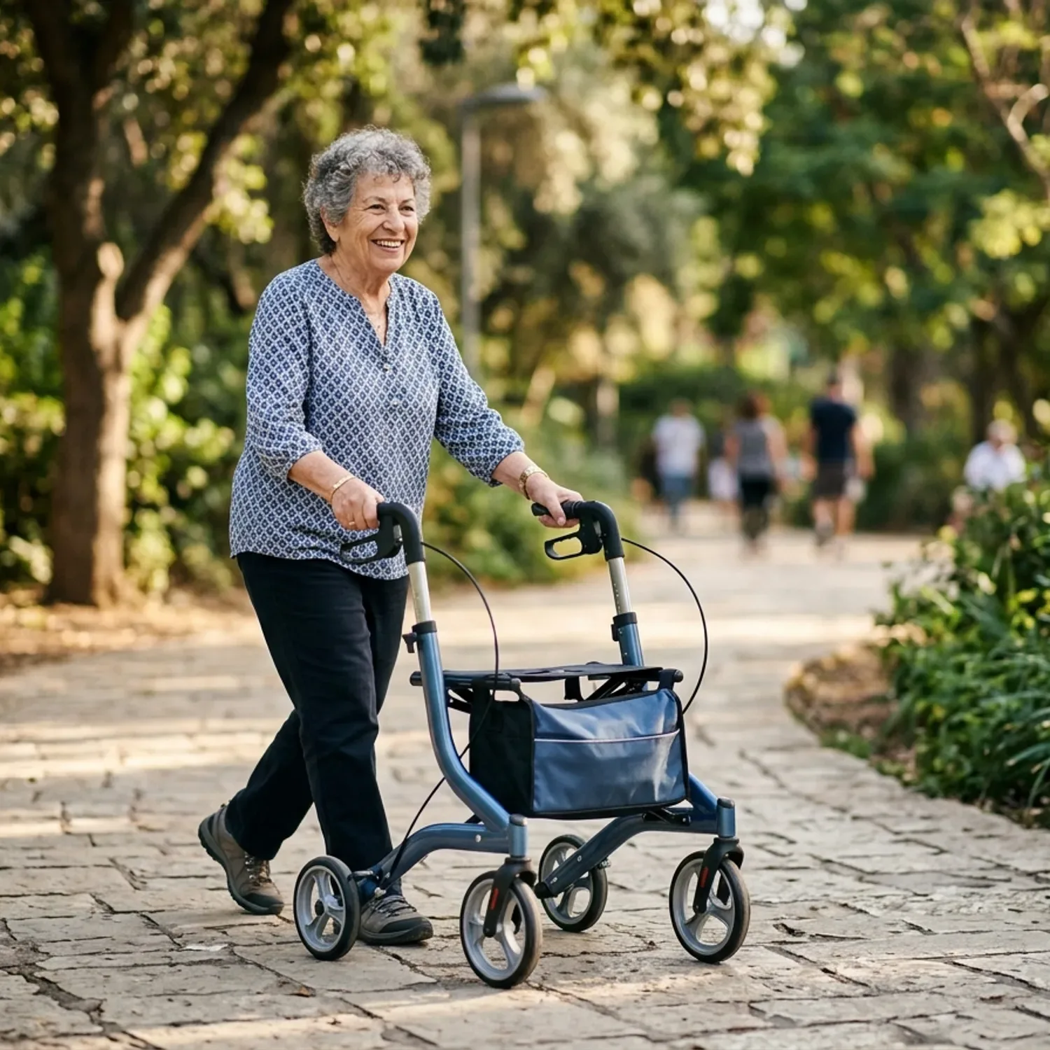 צילום ריאליסטי של אישה מבוגרת הולכת בביטחון בשביל של פארק שטוף שמש בעזרת רולטור ארבעה גלגלים חדיש בצבע כחול מטאלי, היא מחייכת, תאורת יום טבעית