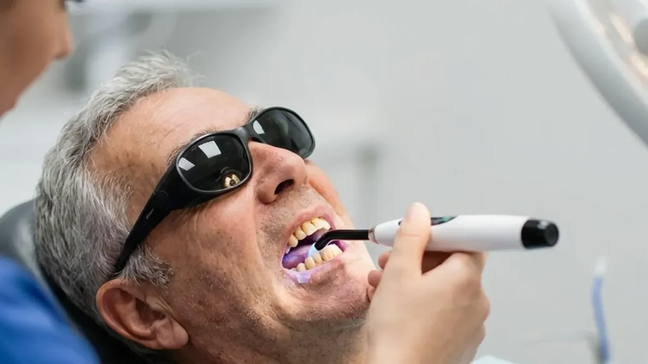 שיניים שהצהיבו עם השנים: מה אפשר לעשות אחרי גיל 60
