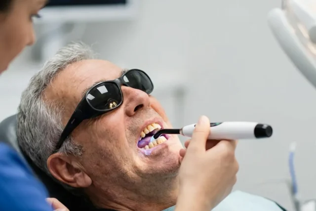 שיניים שהצהיבו עם השנים: מה אפשר לעשות אחרי גיל 60